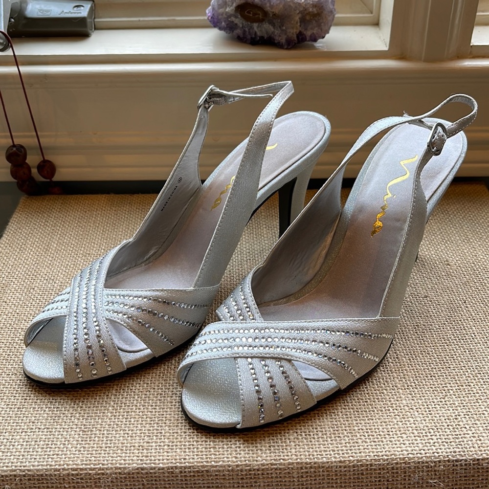 Nina Camille silver glimmer heels. Size 7 1/2 with box
